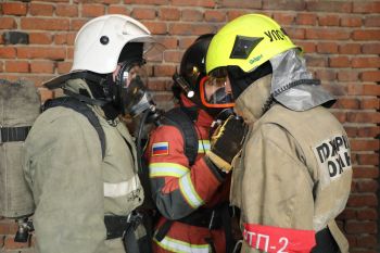  На территории Уральского института ГПС МЧС России продолжаются практические занятия с курсантами выпускного курса