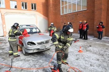 Курсанты и сотрудники вуза стали участниками соревнований по ликвидации последствий ДТП