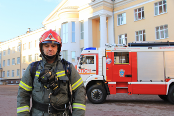 Поздравление начальника института Александра Тарарыкина с Днем пожарной охраны России