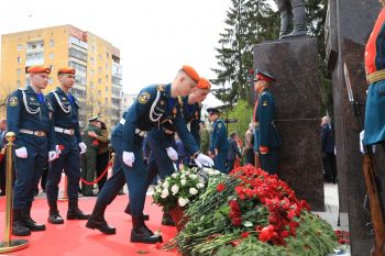 Личный состав института принял участие в открытии памятника Герою Советского Союза Валерию Востротину