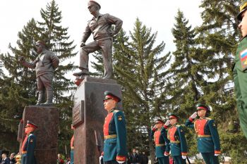 Личный состав института принял участие в открытии памятника Герою Советского Союза Валерию Востротину