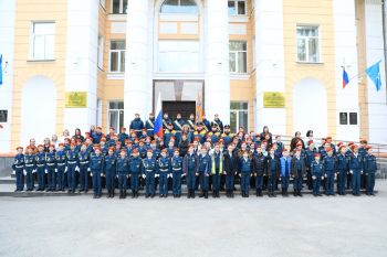 В институте прошло торжественное вручение беретов учащимся подшефных кадетских классов