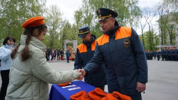 В институте прошло торжественное вручение беретов учащимся подшефных кадетских классов