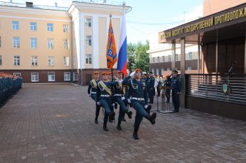 В институте состоялось торжественное построение, посвященное Дню России