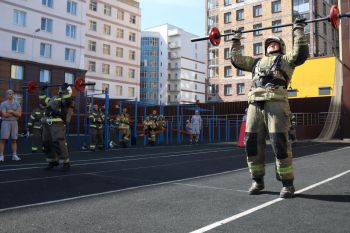 В институте прошли соревнования по функциональному силовому многоборью среди пожарных и спасателей.