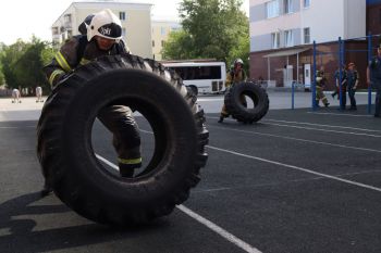 В институте прошли соревнования по функциональному силовому многоборью среди пожарных и спасателей.