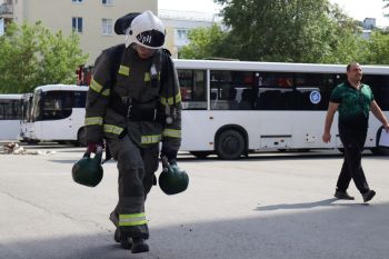 В институте прошли соревнования по функциональному силовому многоборью среди пожарных и спасателей.