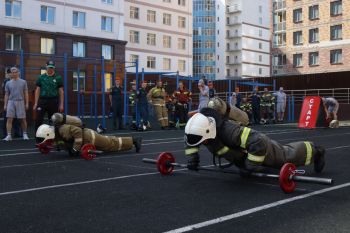 В институте прошли соревнования по функциональному силовому многоборью среди пожарных и спасателей.