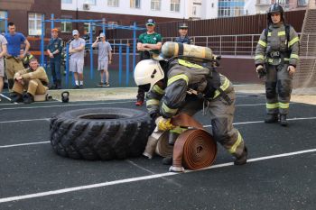 В институте прошли соревнования по функциональному силовому многоборью среди пожарных и спасателей.