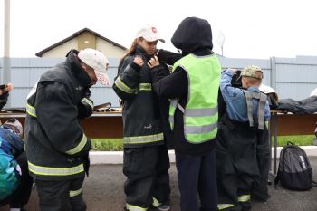 На учебной загородной базе института прошла экскурсия для школьников