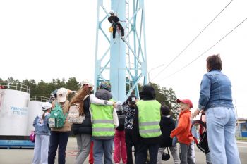 На учебной загородной базе института прошла экскурсия для школьников