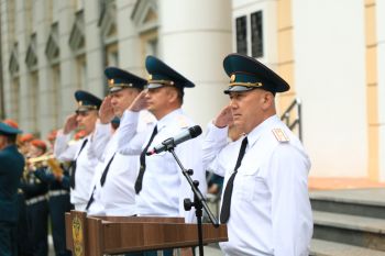 Выпускникам института вручили погоны лейтенантов 