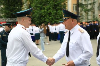 Выпускникам института вручили погоны лейтенантов 