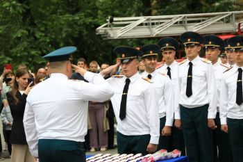 Выпускникам института вручили погоны лейтенантов 