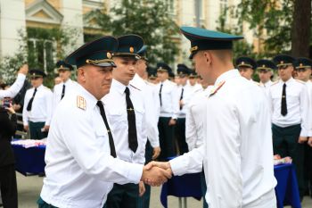 Выпускникам института вручили погоны лейтенантов 