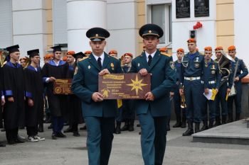 Выпускникам института вручили погоны лейтенантов 