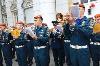 Выпускникам института вручили погоны лейтенантов 