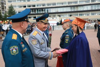 В Екатеринбурге состоялась торжественная церемония 88-го выпуска молодых специалистов Уральского института ГПС МЧС России