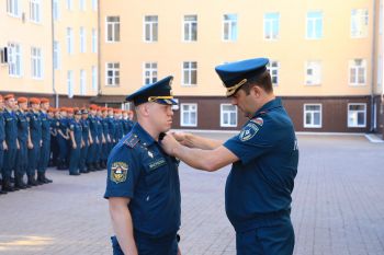 Начальник института вручил награды личному составу.