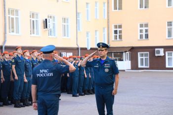 Начальник института вручил награды личному составу.