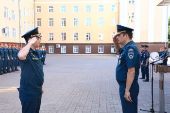 Начальник института вручил награды личному составу.