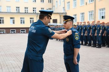 Начальник института вручил награды личному составу.