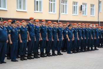 Начальник института вручил награды личному составу.