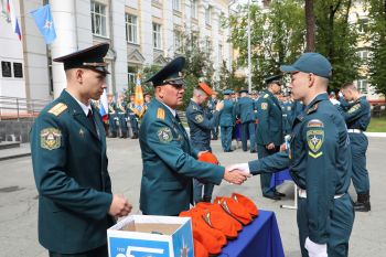 В институте прошло торжественное вручение беретов курсантам первого курса