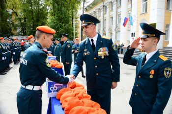 В институте прошло торжественное вручение беретов курсантам первого курса