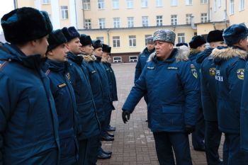 В институте прошел строевой смотр зимней формы одежды