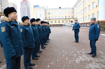 В институте прошел строевой смотр зимней формы одежды