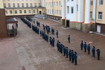 В институте прошел строевой смотр зимней формы одежды