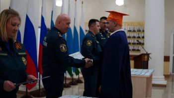 Сегодня в Уральском институте ГПС МЧС России состоялось торжественное вручение дипломов выпускникам заочной формы обучения