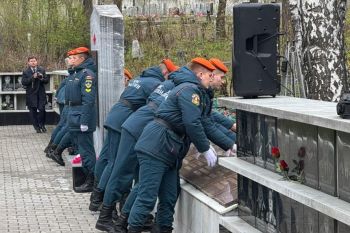 Курсанты института приняли участие в памятном митинге на Михайловском кладбище