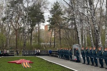 Курсанты института приняли участие в памятном митинге на Михайловском кладбище