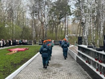 Курсанты института приняли участие в памятном митинге на Михайловском кладбище