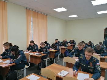 «Фронтовой треугольник»: личный состав института принял участие в акции «РусФест»