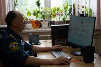 Студентка института проводит исследования по утилизации нефтесодержащих сорбентов 