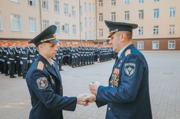Торжественное построение в институте в преддверии Дня России