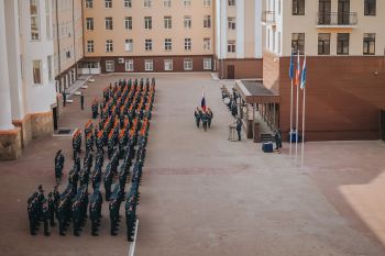 Торжественное построение в институте в преддверии Дня России
