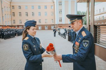 Торжественное построение в институте в преддверии Дня России