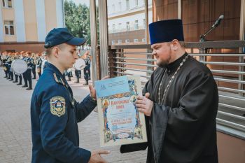 Торжественное построение в институте в преддверии Дня России