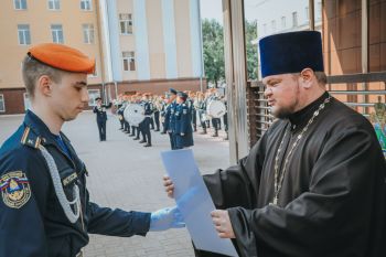 Торжественное построение в институте в преддверии Дня России