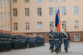 Торжественное построение в институте в преддверии Дня России