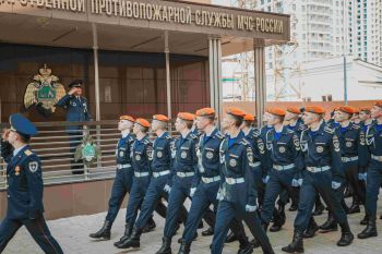 Торжественное построение в институте в преддверии Дня России