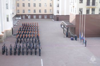 Еженедельное построение с вручением званий и благодарностей