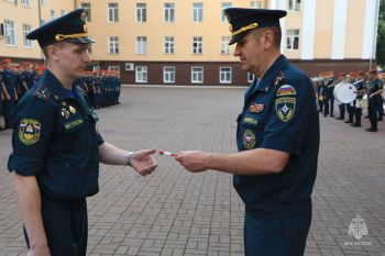 Еженедельное построение с вручением званий и благодарностей