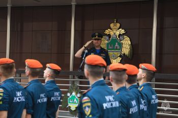 Еженедельное построение с вручением званий и благодарностей