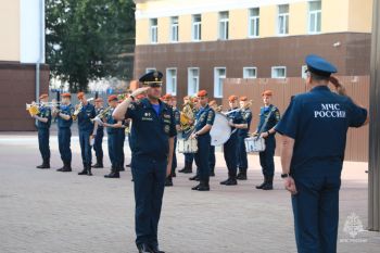 Еженедельное построение с вручением званий и благодарностей