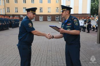 Еженедельное построение с вручением званий и благодарностей